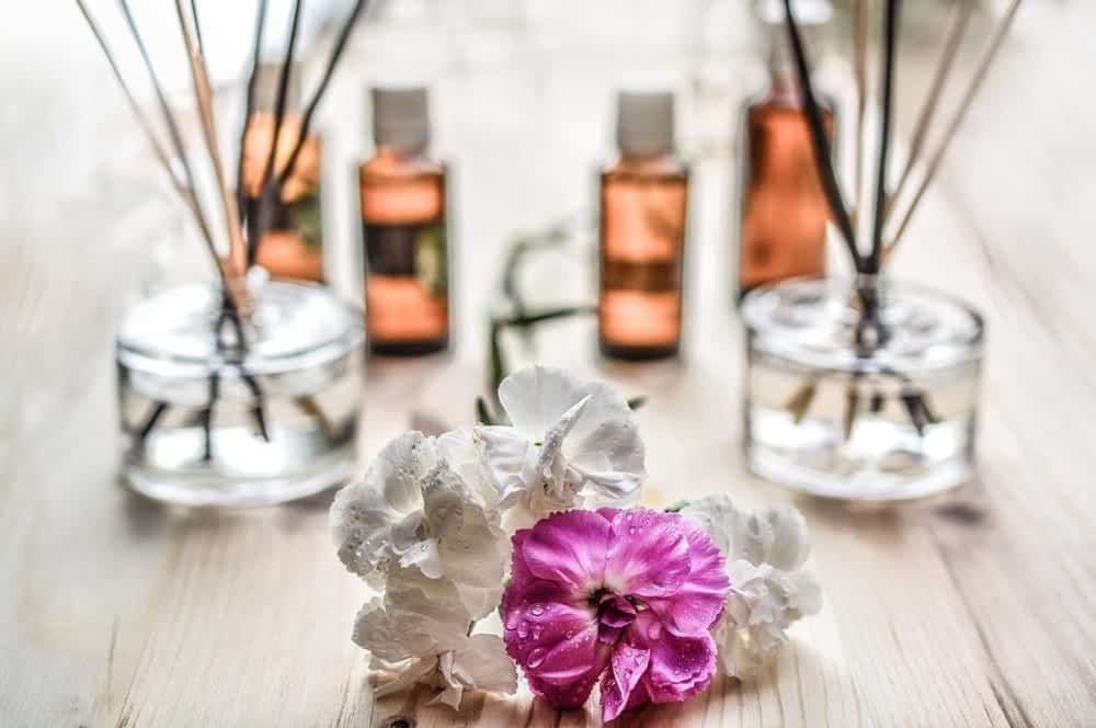 Pirmo reizi smaržu burvību skaistumkopšanā izmantoja senie ēģiptieši. Tomēr aromāts un spēja sajust smaržu vienmēr spēlējusi būtisku lomu cilvēka dzīvē.